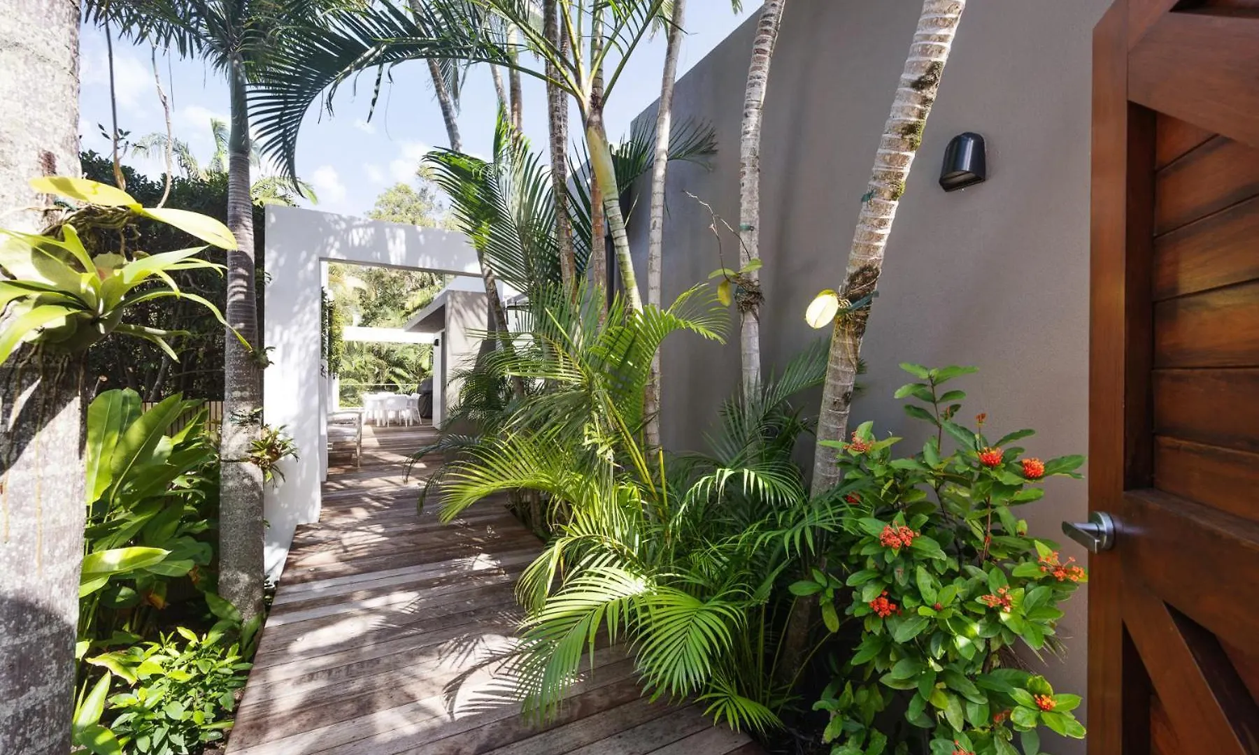 Tropical Retreat With Tranquil Private Pool Villa Noosa Heads Australia